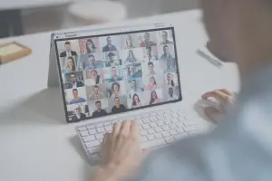 SMOWL LIVE es la plataforma de supervisión en directo que permite a los supervisores controlar el desarrollo de un examen online en tiempo real.